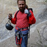 Esam atraduši īsto, ķiveres galvā, sistēmas apjoztas - var ķerties pie kāpšanas.