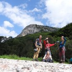 Visi kopā, priecīgi par paveikto bildējamies ar taimerīti. Fonā redzams pieveiktais kalns.