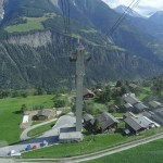 Viena no skolniecēm, starp citu, izkāpa šajā pieturā - stabā pa vidu trošu ceļam.