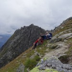 Pozējam ar pievarēto kalnu kori. Taimerītis atkal noder!