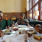 Jau pavisam mājupceļā iegriezāmies Berlīnē, papusdienojām ar Michelin zvaigzni apbalvotā restorānā. Nekad mūžā nebiju neko tik baudāmu ēdis! Un restorāns nemaz arī nebija tik dārgs. Visiem iesaku - Pauly Saal Auguststraßē 11.