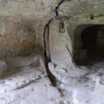 Dažās istabās daļēji saglabājušās gultas.