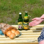 Nopirkām arī attiecīgas brokastis - baltmaizīti, limonādi un RĪGAS alu.