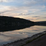 Vakara pastaiga gar Dņestru, pāri upei redzama Moldova proper.