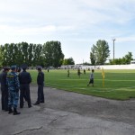 Pēc saspringtā mača miliči-uzraugi savācas pulciņā tur pat pie laukuma, un visi draudzīgi uzpīpo.