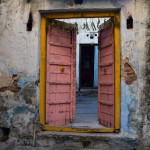 Vienkārši vazājamies apkārt, un, re, kādas smukas durvis atrodam. Turklāt aiz durvīm ir vēl vienas durvis (drīzāk aizkari), kuras arī ir atvērtas. Un aiz otrajām durvīm sēž kundze un, šķiet, skatās televizorā. Bildē gan viss izdevies bēdīgi tumšs, tāpēc nevar redzēt, bet to spiegošanas un ielūrēšanas svešā dzīvē sajūtu jau tāpat nevar pārnest uz fotogrāfiju.