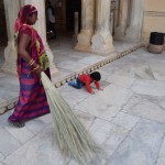 Apkārt spoguļu zālei nemitīgi šiverējas apkopēja(?) un uzslauka visu lieko. Gaidīju, ka uzslaucīs mazo puišeli sarkanajā jaciņā, bet nekā!