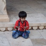 Tā vietā apslaucīja puišelim apkārt, un nabags dabūja spēlēties uz pavisam neizslaucītas, netīras grīdas - visas roķeles melnas! Tagad droši vien štuko attaisnojumus, ko teikt vecākiem par radušos šmuces situāciju. Zinkā, ar tādu pārapdzīvotību, kāda ir Indijā, atteikšanās no bērniem ir diezgan regulāra parādība. Varu tikai iedomāties puisīša stresu!