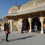 Uz pils jumta ir vēl šitāda lapenīte. Neko daudz par lapenīti pastāstīt nevaru, bet paskat uz šiem tūristiem. Nevarēju nepamanīt, ka principā Džaipūras pilī bijām teju vienīgie baltie cilvēki, pārsvarā te laikam ceļo vietējie. Turklāt liela daļa sapirkušies suvenīru "maharadžu cepurītes" par dažām rūpijām, kas visticamāk ražotas Ķīnā. Man vienmēr likās, ka šie sūdiņi paredzēti tikai bagātajiem rietumniekiem, kas īsti nesaprot, kur likt visu to savu milzīgo naudas daudzumu.