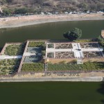 Vēl no jumta smuki var redzēt Kesar Kyari jeb vienkārši Safrāna dārzu. Šeit Maharadžas agrāk esot audzējuši safrānu (kas patiesībā tie paši krokusiņi vien ir), un, kad Imperators Akbars ieradies Džaipūrā, to vien darījis kā sēdējis dārzā starp krokusiņiem. Būtu labāk izmantojis moderno ūdensapgādes sistēmu!