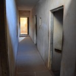 Lielākā daļa no Maharadžu privātajām un kalpu telpā izskatās apmēram šādi. Es tā saprotu, ka ir iesākti kaut kādi restaurācijas darbi, bet vēl nav sanācis pabeigt. Tiešām desmitiem un pat simtiem šādu gaitenīšu viens ar otru savienoti, visi ved uz tukšām taisnstūrveida istabām ar tikpat līdzenām un bezkrāsainām sienām. Apmaldīties var!