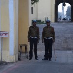 Jau esam apgājuši lielo līkumu apkārt vārtiem, un, lūk, tie paši Tripolia vārti no otras puses. No vārtiem gan var redzēt tikai pavisam mazu daļiņu, tūdaļ pastāstīšu, kādēļ. Pamanīju, ka vārtus sargā vīri formastērpos, un tas bieži vien nozīmē, ka apsargājamo objektu nemaz nedrīkst bildēt. Pavaicāju, vai drīkst, bet, šķiet, vīri pārprata jautājumu, nodomāja, ka vaicāju, vai drīkst fočēt viņus, abi smuki sastājās blakus un smaida. Paskat, uz to ūsaino! Tik priecīgs ūsu smaids! Skaidrs, ka vārtu fočēšana nav vairs ne prātā, jābildē tikai un vienīgi mīļie sargi!