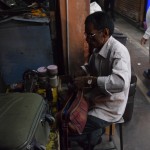 Karīnas Irānā pirktajai somai saplīsa slēdzējs, un tā kā Indija nav tā valsts, kurā gribētos staigāties apkārt ar vaļēju somu, ja tajā iekšā ir kas kaut mazliet vērtīgāks par rāceni, plānojām jau pirkt jaunu somu. Kamēr skatījāmies somas, atradās viens izpalīdzīgs vīriņš, kurš ieteica iet pie meistara saremontēt jau esošo somu, nevis tērēties jaunai, un pat pastāstīja, kur tāds meistars atrodams. Re, ir tomēr Indijā arī pa kādam normālam cilvēkam! Un, jā, meistars ir kaut kāds burvis nevis meistars! Es pat īsti nesapratu, ko viņš izdarīja, bet pēc dažām minūtēm soma atkal strādā, atkal kā jauna! Un tas izmaksāja tikai 70 centu, labais!