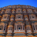 City Palace (latviski izklausās jocīgi - pilsētas pils, tāpēc turpināšu saukt to angliski) tik vēlā vakara stundā jau bija slēgta, tā kā piekļūt tai varam tikai no mūra ārpuses. Nezinu (un tā arī neuzzināju), kā tā izskatās no pagalma puses (t.i. no pareizās puses), bet no ārpuses tā ir viena no skaistākajām ēkām, ko vispār jebkad esmu redzējis!