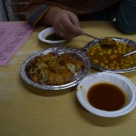 Parādīšu mūsu svētdienas vakariņu ēdienus. Kā jau katrā valstī, arī Indijā cenšamies apēst visu to tradicionālāko un raksturīgāko. Visu to, ko ēd paši vietējie. Tātad, kreisajā pusē redzams Aloo Chaat (burtiski tulkojot - kartupeļu uzkoda), bet labajā Chole - kārtējā aunazirņu (tie paši turku zirņi, tikai man likās negodīti saukt tos par turku zirņiem, ja jau esam Indijā, un gatavojam no tiem indiešu ēdienus) putra ar daudz, daudz garšvielām. Garšīgi, bet nekas īpašs.