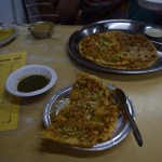 Uttapam! Šis gan bija ļoti garšīgs! Izskatās pēc picas, un tā arī apmēram ir, tikai pamatnei kviešu miltu vietā tiek izmantoti rīsu + pupu milti, un, protams, virsiņai (nekādi nevarēju izdomāt, kā pareizi latviski jāsaka "topping") netiek lietots siers, tikai tomāti, sīpoli u.t.t.