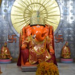 Šīs nedēļas atskaiti beigšu ar lielu, oranžu Ganēšu. Tieši blakus mūsu naktsmītnei ir Moti Dungri templis, kas veltīts Ganēšam. Vispār tā skatos, ka man nav nevienas bildes no mūsu naktsmītnes, hm. Tas nav labi, turpmāk centīšos vairāk bildēt vietas, kurās nakšņojam, lai varu ziņot par mūsu sadzīves apstākļiem, labi? Bet atgriežoties pie Ganēša - viņš ir dieviņš, kas palīdz novērst šķēršļus (jā, ļoti virspusēji), kā arī mākslas un zinātnes patrons, palīdz mācīties un tā. Labi, ar to arī šonedēļ beidzu. Nākamnedēļ dosimies uz Agru apskatīt Tadžmahālu, uz pāris dienām atpakaļ uz Deli sakārtot vīzas un - aidā - ar vilcienu, kā tādi Doni, uz Varanasi. Izklausās inčīgi, gan jau būs inčīgāk nekā šonedēļ (mēģinu pierunāt atgriezties, haha)! Atā, atā, mīļo lasītāj!