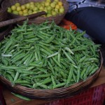 Un uzreiz atpakaļ pie pozitīvā - zaļie zirnīši! Pagājušajā vasarā, sakarā ar visu šito ceļošanas būšanu, sanāca taču palaist garām zaļo zirnīšu sezonu, bet tā katru gadu ir mana pati mīļākā sezona! Bet tu, re, kāda laime! Arī Indijā ir zaļie zirnīši, un sezona ir tieši tagad (varbūt arī visu gadu, nezinu)! Par 30 rūpijām (gandrīz piecdesmit centu) nopirku pus kilogramu, kuru mierīgi vakarā tā arī novicoju. Mmmmm, zaļie zirnīši...