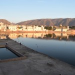 Nu, lūk, reku arī pats ezers. Par svēto tas tiek dēvēts jau teju 2500 gadu, un mūsdienās tas pat iereģistrēts visādos Indijas aizsargājamo vērtību reģistros, kas nozīmē, ka, ejot lejā, tuvāk ezeram, apavus jānovelk ne tikai cieņas pret hinduistu reliģiju dēļ, bet arī likuma dēļ - par apavu nenovilkšanu pienākas reāls sods, ne tikai apkārtējo nosodījums. Tas pats attiecas uz neticīgo un citu (ne-hinduisma) reliģiju sekotāju nesmuku izrunāšanos par hinduismu.