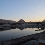 Ezerā kopā ir 52 gāti (mazgāšanās/apskalošanās vietas, kuras acīmredzot ne tikai atbrīvo no grēkiem, bet arī ārstē neskaitāmas ādas slimības - ne par velti taču ezers tiek dēvēts par svēto), kuri pārsvarā nosaukti to seno būvētāju vārdos, izņemot dažus - Varaha gātu, kurš nosaukts par godu dievam Višnu, kurš parādījies šeit mežacūkas (Varaha) inkarnācijā, Brahmas gātu, kurš nosaukts par godu tam, ka dievs Brahma šeit vienreiz esot apmazgājies, un Gandija gāts, jo šeit sabērti daļa Gandija pelnu. Gandijs nokļuvis inčīgā kompānijā.