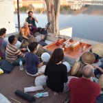 Katru vakaru ap saulrieta laiku ap ezeru savācas bungot gribētāji. Viens galvenais bungotājs (kurš šodien gan nav ieradies, viņu aizvieto vīrs svītrainajā džemperī) sit ritmu, un tad bariņš bālu, apgarotu jauniešu sit viņam līdzi. Un tā apmēram stundu. Turklāt jauniešiem atļauts tikai sist monotonu ritmu, kamēr galvenais bungotājs visādi izdarās. No tāluma (pirms pāris dienām bijām kalnā) izklausās skaisti un meditatīvi, bet sēžot viņiem tieši, blakus, bišķiņ apnīk.