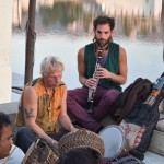 Laikam neesmu vienīgais, kuram apnīk - šis jaunēklis pēkšņi no somas izvelk klarneti un pievienojas bungotājiem ar visādiem meldiņiem. Beigās, pēc kopīgās muzicēšanas, visiem un jebkuram ir iespēja iegādāties galvenā bungotāja kompaktdisku, kā arī pieteikties bungošanas kursiņiem. Un es jau nopriecājos - re, Indijā kaut kas arī mēdz būt par velti! Te tev nu bija, tik vien kā viltīgs mārketings!