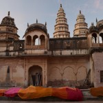 Laiks parādīt arī kādu templi. Tā kā Puškarā to ir vairāk nekā četri simti, būtu nepieklājīgi pa brīdim kādu neiejaukt visādi citādi dabīgi plūstošajā bilžu ritmā, haha. Šo sauc Sri Raghunatha Swamy, neko vairāk par tādu īsti nevaru atrast, bet izskatās smuki, tāpēc baudiet.