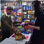 Diena galā, vēl pēdējie pirkumi. Paskat, kādos iepakojumos Puškaras ļaudis izsniedz preces! Skaistos auduma maisiņos! Turklāt tie ir bez maksas! Izskatās, ka šis eksemplārs pa kluso izgriezts no Karīnas lakata, haha.