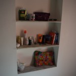 Nākamajā rītā ievācamies pie Sukhas. Un ievācamies tieši tā, kā pirms tam gribējām - visu izkrāmējam no somām, saliekam plauktiņos un vannas istabā. Jā, mums arī ir pašiem sava vannas istaba! Dzīvojam kā kungi!