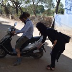 Šodien brauksim ar mocīti. Atzīšos, ka pirms tam nekad mūžā neesmu braucis ar motorizētu transportlīdzekli, kuram būtu mazāk par četriem riteņiem. Katiņa man iedod vēl pēdējos pāris norādījumus, lai varu doties savā izmēģinājuma aplī. Starp citu, par mocīša īri jāmaksā tikai apmēram divi eiriki diennaktī! Degviela gan dārga - ap eiriku litrā, atkarībā no vietas, kur pērk. Benzīntanku te, protams, nav, degvielu var dabūt vai nu no plastmasas pudelēm ceļa malā vai palūgt kādā mocīšu īres vietā, lai vīri izsūknē kādu litriņu no pārējiem īrējamajiem mocīšiem.