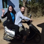 Testa brauciens veiksmīgs, tagad vedīšu Katiņu uz tirgu. Lai vēl pa ceļam iedod padomiņus, kā pareizi iekļauties satiksmē. Es, piemēram, nezināju, ka pīpināšanu Indijā izmanto atpakaļskata spoguļu vietā. T.i. - braucot jāskatās tikai uz priekšu un pavisam mazliet uz sāniem. Kas notiek aiz muguras nav svarīgi, ja kādam gribēsies apdzīt vai vēl ko, tad noteikti uzpīpinās.