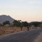 Pēc vairāku stundu sēdēšanas uz aizmugurējā beņķa, Karīna pēkšņi saka, ka arī grib paprovēt pabraukt. Arī viņa, protams, nekad nav vadījusi mocīti, bet, atšķirībā no manis, Karīnai nav arī autovadītāja apliecības, viņa vispār nekad nav bijusi pie stūres ar iekšdedzes dzinēju aprīkotam spēkratam. Un, pat braucot ar velosipēdu, vienmēr izmanto trotuārus. Bet tagad - uzreiz Indijas satiksmē! Haha, labi, labi, te satiksmes nav, bet, gods kas gods, Karinčiks aizstūrēja līdz pat Puškaras sirdij.