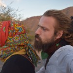 Pēc dažu simtu metru izmēģinājuma brauciena, es tieku uzņemts pasažieros un varam braukt meklēt saulrieta spotu.