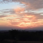 Šis būs labs, ja? Pēdējās dažās dienās būsim redzējuši tik daudz saulrietu, cik visa pārējā ceļojuma laikā kopā neredzējām.