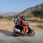 Nākamajā dienā jau jāīrē divi mocīši - uz viena es, uz otra jaunais šoferis Karīna ar savu pasažieri. Ātri mācāmies!