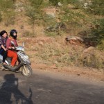 Šeit demonstrēju drošas braukšanas paraugstundu! Ēnā ļoti labi var redzēt visus manus pārkāpumus, hehe. Atļaušos piebilst, ka savulaik esmu ieguvis drošas braukšanas sertifikātu no "DBS Autoskolas", tā kā patiesībā viss tiek kontrolēts. Viss ir droši!