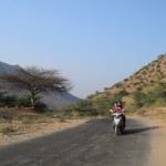 Tik ļoti lepojos ar savas sievas jaunajām prasmēm, ka jāparāda vismaz trīs attēli, kur viņa vizina Katiņu, hehe. Patiesībā bija tā, ka Karinčiks reti kad attīstīja par 30km/h lielāku ātrumu, tāpēc man bieži vien bija garlaicīgi, paskrēju uz priekšu, izmetu līkumiņu, apstājos pabildēt u.t.t. Starp citu, mūsu brauciena galamērķis ir templis/ala, kurā dzīvo Aloo Baba. Aloo hindu valodā ir kartupelis, un, kas ir baba, izskaidroju jau pagājušajā nedēļā, tāpēc lieki neatkārtošos. Tātad, šis "guru" jau gadiem ilgi pārtiek TIKAI no kartupeļiem. Protams, ka mēs gribam tādu redzēt! Esam taču kartupeļu nācijas pārstāvji!