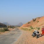 Tagad parādīšu vairākas bildes no tā, ko piedzīvojām pa ceļam. Nekas jau īpašs, bet, piestājot šādā Indijas lauku ceļmalā, tomēr rodas kaut kāda maģiska sajūta. Sak', tā kā filmās!
