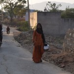 Šī dāma gan ir aplam priecīga mūs redzēt, hehe. Vispār tie indiešu nabagi, kas nav vēl pamanījušies pārāk cieši saskarties ar masu tūrisma skumjajām sekām, ir pavisam jauki un labi cilvēki. Šeit visi mums uzsmaida, pasveicina, un nemaz negrib neko pārdot. Ko tad pārdos? Lielo metāla podu?