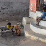 Neesmu drošs (bildēju no braucoša mocīša), bet man šķiet, ka personāžs dzeltenajā blūzītē tieši šobrīd ir kādā no tualetes procesiem. Ar to viss tā kā būtu kārtībā, bet apbrīnojams man šķiet kapučainā kolēģa atbalsts. High five!