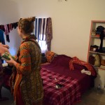 Ja jau skolas brīvdienas, tad skolas brīvdienas, Katiņa Puškarā ieradusies ar simts čemodāniem un praktiski ievākusies uz dzīvi. Forši! Man arī tā kādreiz gribētos. Kaut kur ievākties, izkrāmēt visu no somas, un padzīvot dažas dienas kā cilvēkiem pienākas dzīvot. Starp citu, attēlā Katiņa demonstrē Karīnai savu termoforu. Naktīs te kļūst diezgan vēsi, bet apkures sistēmu, protams, nevienam nav. Šādās situācijās var veikli izlīdzēties ar termoforiem. Es nekad nebūtu iedomājies! Vēl pasūdzējāmies Katiņai, kā mums grūti Indijā atrast īstu kafiju, ka dienām jau neesam tādu dzēruši, un viss tik slikti, tik slikti. Un tūdaļ tikām apdāvināti ar īstu malto kafiju, tepat no Indijas. Izrādās, Keralā (tas ir štats Indijas dienvidos) tādu ražo. Kas diez viņu dzer? Vietējie noteikti nē!