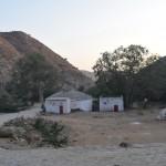 Atkal nenovēršami sāk tuvoties saulriets, bet kā nevaram, tā nevaram atrast Aloo Babu. Man ir aizdomas, ka patiesībā šī arī varētu būt mājiņa, kurā viņš uzturas, bet Katiņa saka, ka nē, nē, viņa mītne izskatoties citādi. Prasām vietējiem, tie katrs rāda uz savu pusi. Nu neko darīt, brauksim mājās tukšām rokām (fotoaparātiem). Nemaz arī nebēdājos, jo brauciens tāpat bija ārkārtīgi skaists un visādi citādi patīkams.