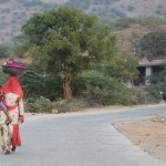 Vēl pēdējais attēls ar mazceļa rutīnu. Varbūt nevar redzēt, bet gan mazais bērns, gan viņa mammīte zem lakata smaida! Sirsnīgi lauķīši!