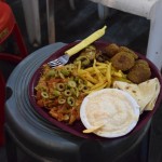 Šāda ēdienu plate maksā apmēram pusotru eiriku. Labi, labi, es zinu, ka šis vispār nav indiešu ēdiens, bet kādreiz gribas arī paēst kaut ko kuņģim un prātam saprotamāku. Tur zem tām olīvītēm, starp citu, slēpjas sautēti kāposti, mmmmm...