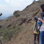 Visu nākamo dienu nogulējām un nosēdējām pie Sukhas. Ļaujiet taču mums vienreiz atpūsties! Vakarā atkal kāpjam pēc saulrieta, šoreiz uz Gajatri templi. Pa ceļam satiekam mazu meitenīti, viņa parāda, kur dzīvo, apvaicājas, kā iet u.t.t. Viss baigi forši, bet pēc dažām minūtēm nonākam atkal pie parastās Indijas tēmas - finanšu pārdales. Ātri atsakāmies no finansiālas palīdzības sniegšanas (bērniem naudu dot nedrīkst, lai viņi labāk iet skolā) un dodamies tālāk.