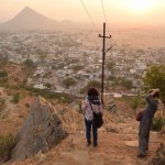 Atceries, pagājušajā nedēļā stāstīju par Sarasvati templi? Redzi, tajā spicajā kalnā attēla fonā? Tur mēs uzkāpām viņnedēļ. Nu, lūk, šis ir citā kalnā, pilsētas pretējā pusē. Vienā no kalniem jākāpj rītausmā, otrā - saulrieta laikā. Tā kā mēs tik agri kā saulīte pamosties neprotam, visos kalnos kāpjam uz saulrietu.