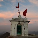 Reku arī pats Gajatri templis. Nav baigi varenais, bet vismaz kalna galā, hehe. Gajatri bija tā vietējā meitene, ko tas kungs Brahma noprecēja rituāla veikšanas vajadzībām, jo viņa īstā sieva bija izskrējusies uz bodi. Nu, lūk, tad arī Gajatri par godu uzceltais templis.