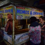 Atkal saulriets un atkal pēc saulrieta ēst! Katiņa mums ierāda manu jauno mīļāko indiešu (tas gan īstenībā laikam vairāk ir nepāliešu) ēdienu - Momo! Momo būtībā ir pelmenis. Tvaicēts vai cepts un ar visdažādākajiem pildījumiem. Tā kā Puškara ir svētā pilsēta, šeit, protams, tirgo tikai veģetāro variantu. Tas nekas, ka tepat aiz stūra pārdod cigaretes, alkoholu, glaunākās ēstuvēs arī visu veidu gaļas, un vēl uz katra stūra visādi šeidī tipiņi piedāvā iegādāties dažādu veidu narkotikas. Ja esi nabags, un gaļas ēdienu gatavošana neatbilst tavam biznesa modelim un/vai iekārtām, mierīgi vari teikt, ka gaļu nedrīkst, jo svēta pilsēta. Svēta tikai līdz brīdim, kamēr parādās gana daudz naudas.