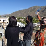 Sukha ved mūs uz savas "Viesnīcas" jumta, rāda, kāds skaists skats visapkārt, stāsta šo un to, sakarā ar to, ka esam viņa ilgstošā viesa Katrīnas (kuru, starp citu, viņš sauc par "sievu", jā, latviski) draugi, piesola mums atlaidi istabai. Privātā istaba ar atlaidi sanāk pat lētāk, nekā maksājam par divām gultām kopmītnē hostelī, kurā esam šobrīd apmetušies, un ar to arī pietiek, lai mēs apsolītos jau rīt nākt ar lielām somām, ievākties pie Sukhas un palikt Puškarā ilgāk nekā sākumā plānotās 2-3 dienas. Patiesībā mēs jau pa kluso bijām iemīlējušies Sukhas mītnē vēl pirms atlaides piesolīšanas, tā kā droši vien vismaz uz vēl papildu nakti tāpat būtu ievākušies pie viņa.