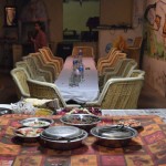 Aizmirsu pirms tam pateikt - šodien taču ir jaunais gads! Vakarā, kad ierodamies mājās pie Sukhas, te jau viss tiek gatavots lielajai ballītei. Par piedalīšanos ballītē katram jāpiemet, ja nemaldos, 300 rūpijas, bet tad viss ēdiens un dzēriens (tikai nealkoholiskais, protams) bez maksas! Tā kā es esmu šausmīgi rijīgs, man tas ir ļoti izdevīgs darījums, hehe.